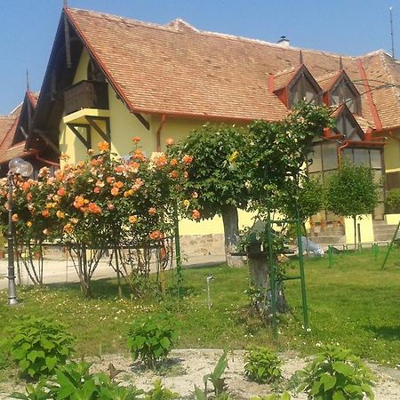 Vakacio Ueduelo Aparthotel Révfülöp Εξωτερικό φωτογραφία